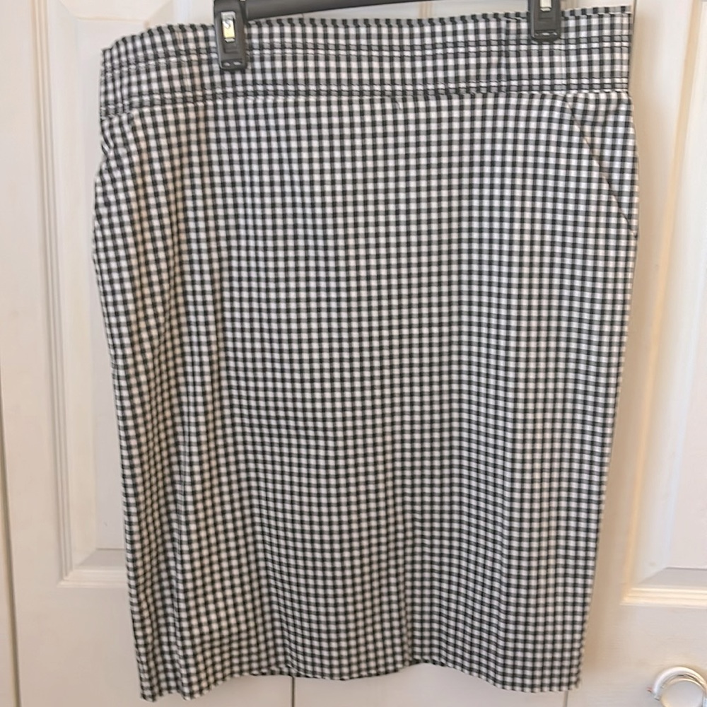 Ann Taylor black and white check pencil skirt with pockets
